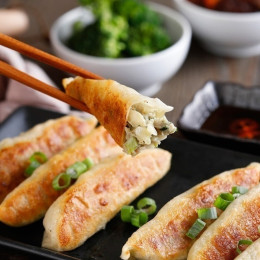 高麗菜豬肉鍋貼(30顆/包)950g 高麗菜豬肉鍋貼(30顆/包)950g